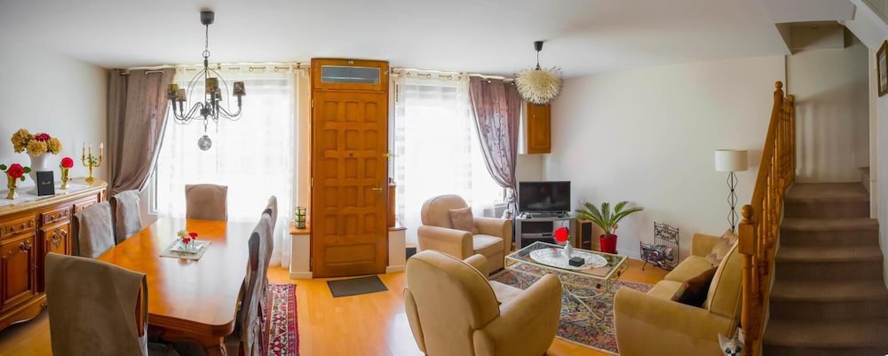 la petite maison pres de leglise