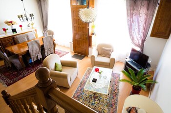 la petite maison pres de leglise