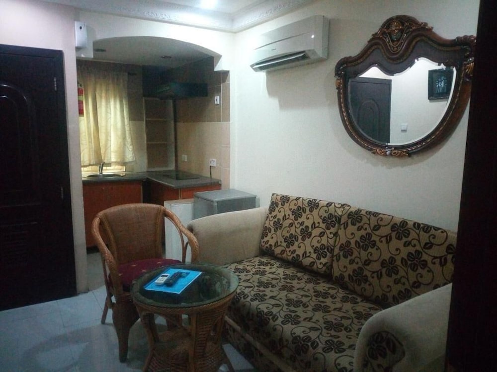 sdm tavern and suites