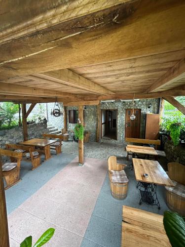 rustic lodge plitvice