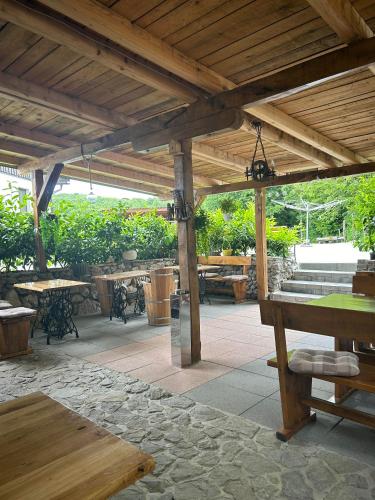 rustic lodge plitvice
