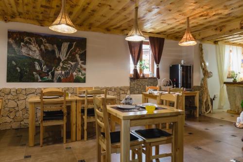 rustic lodge plitvice