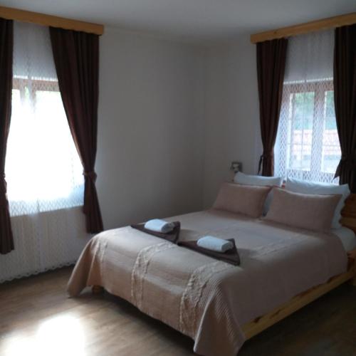 rustic lodge plitvice
