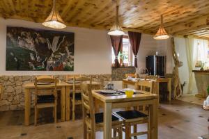 rustic lodge plitvice