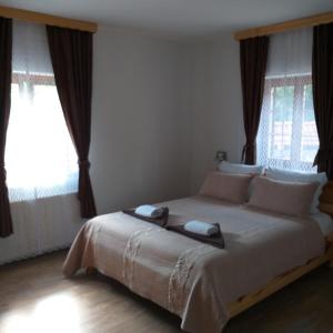 rustic lodge plitvice