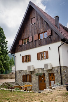 rustic lodge plitvice