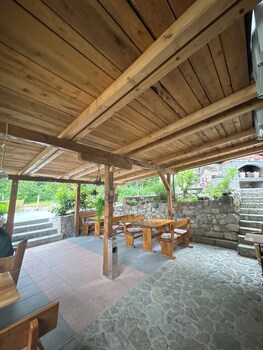 rustic lodge plitvice