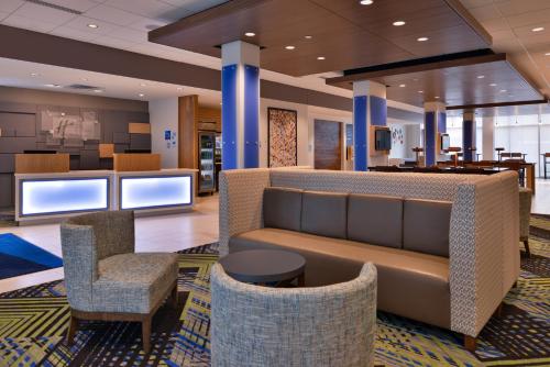holiday inn express and suites marshalltown an ihg hotel