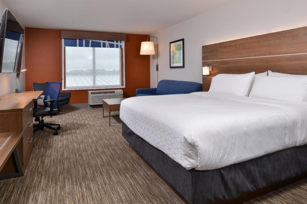 holiday inn express and suites marshalltown an ihg hotel