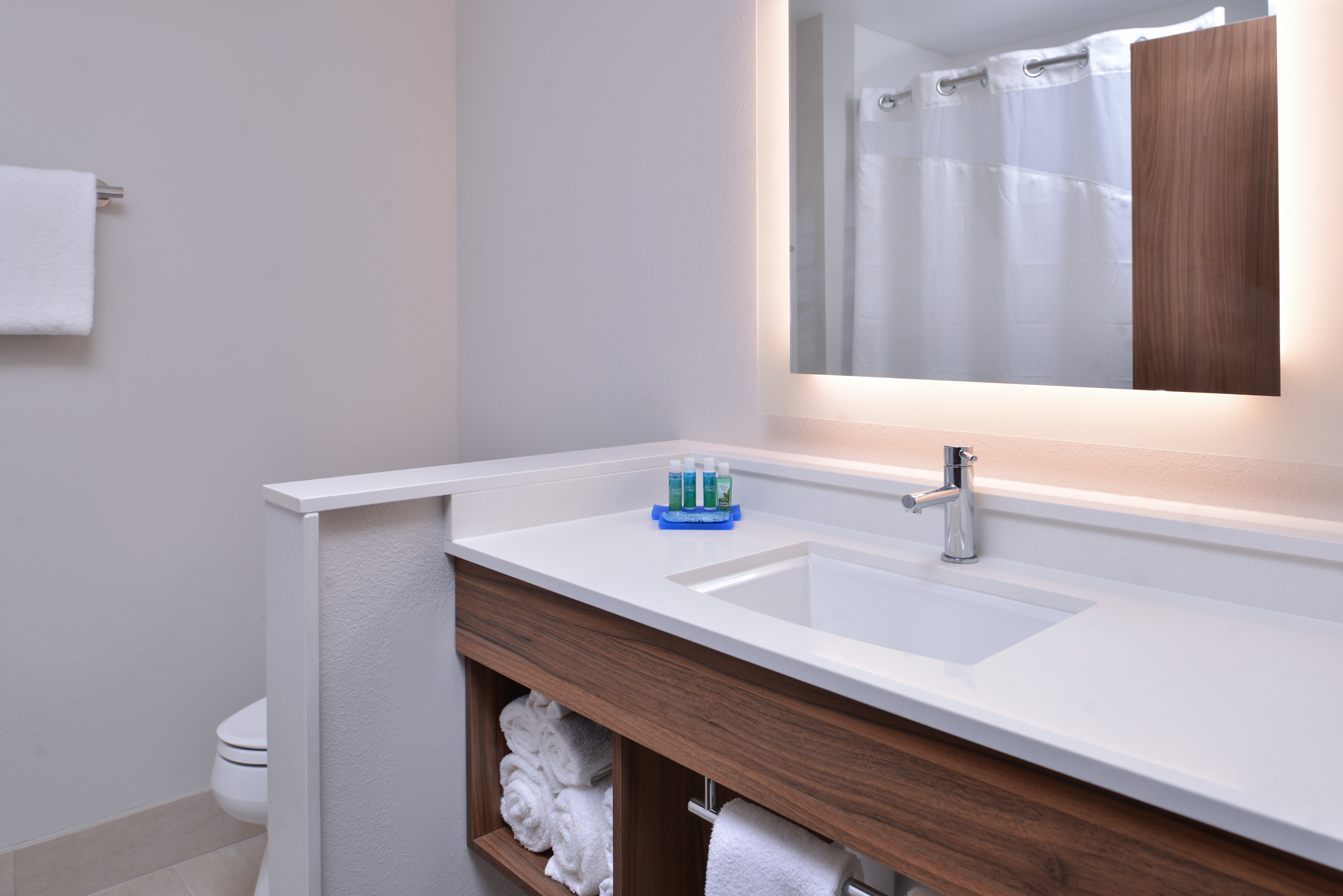 holiday inn express and suites marshalltown an ihg hotel