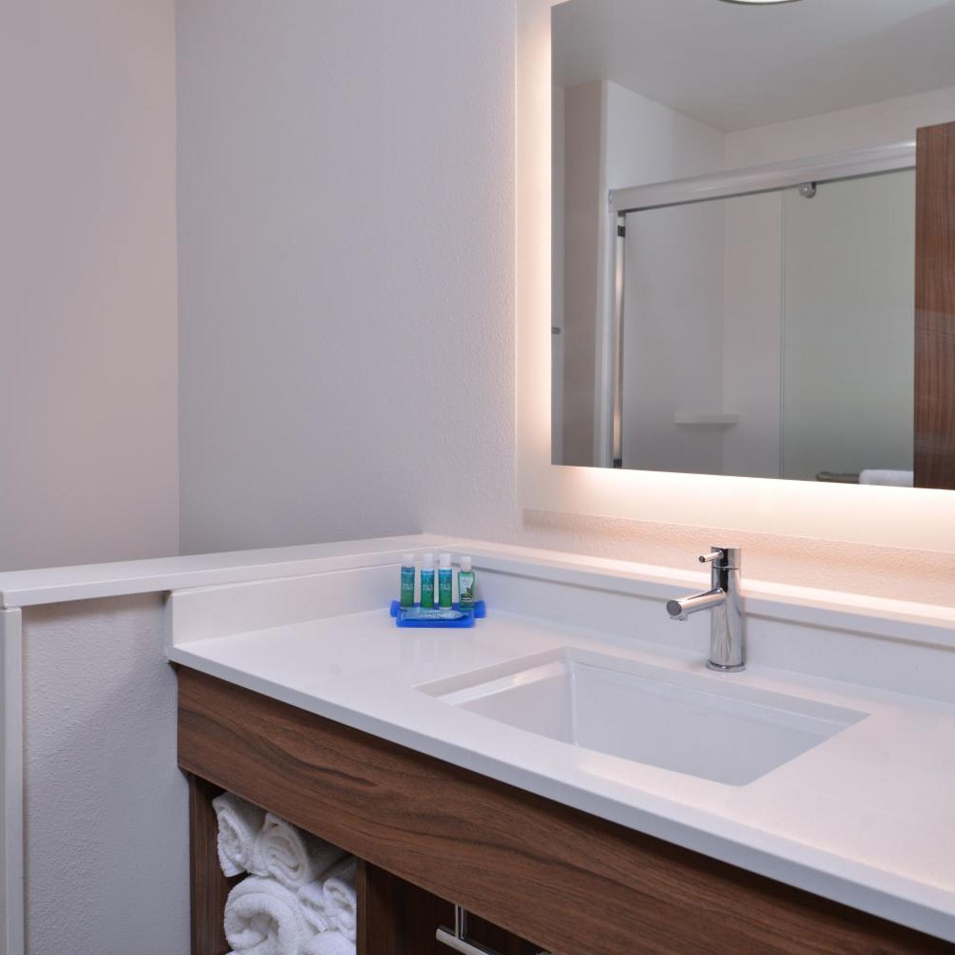 holiday inn express and suites marshalltown an ihg hotel