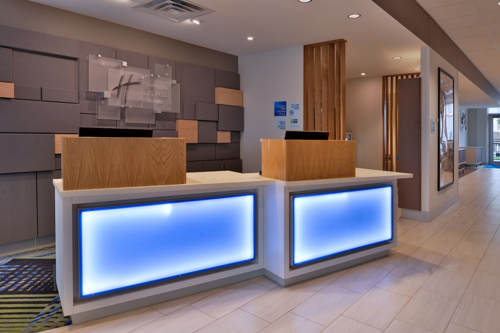 holiday inn express and suites marshalltown an ihg hotel