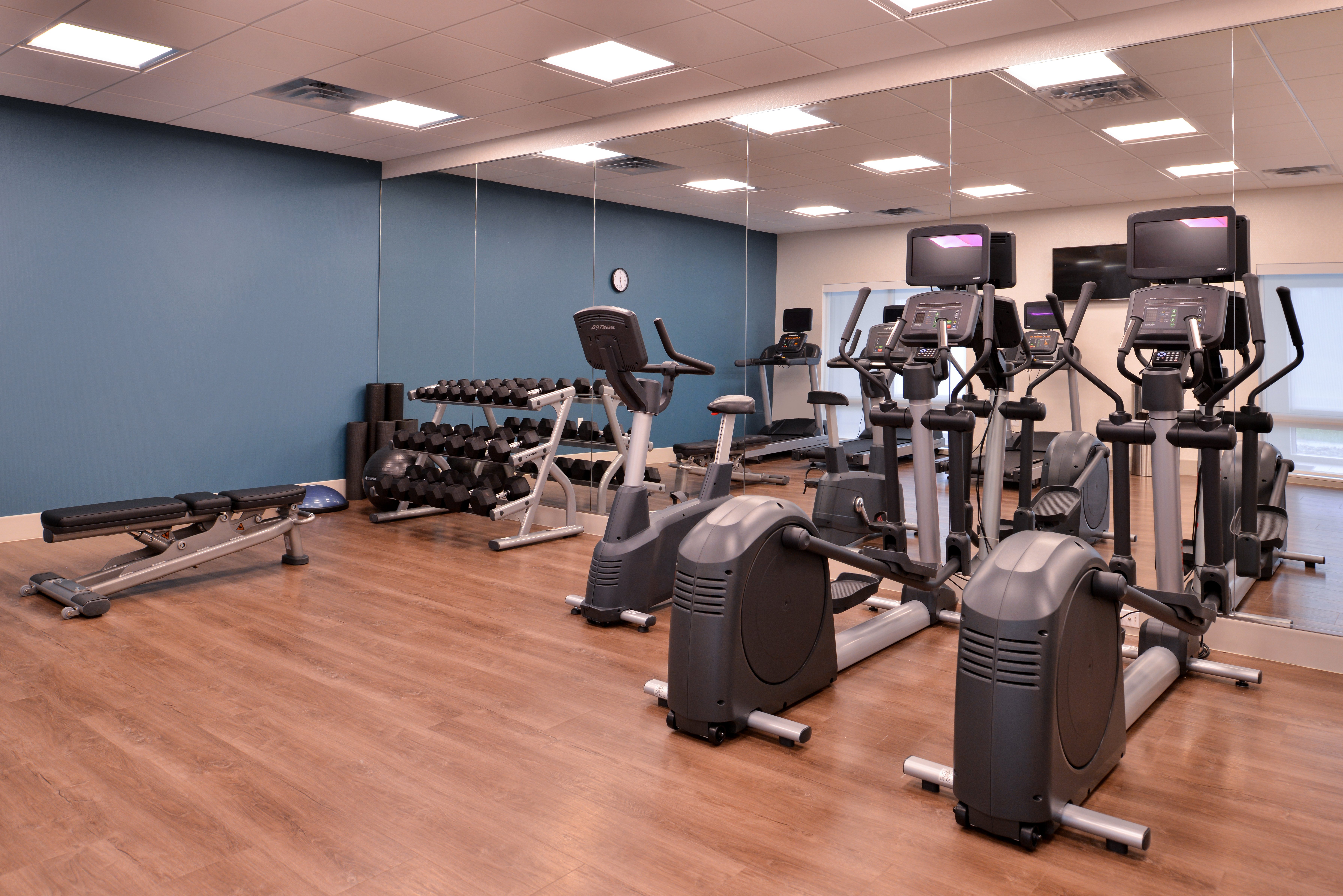 holiday inn express and suites marshalltown an ihg hotel