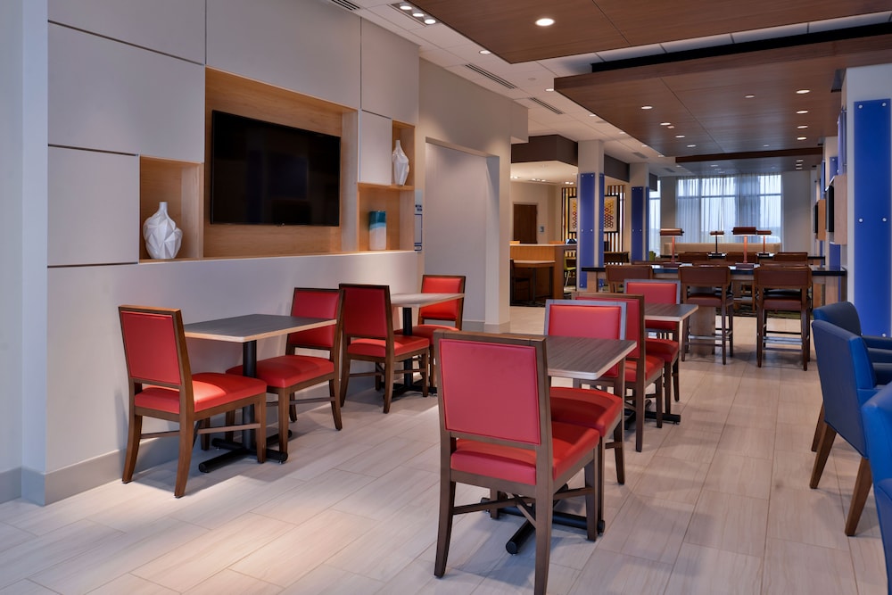 holiday inn express and suites marshalltown an ihg hotel