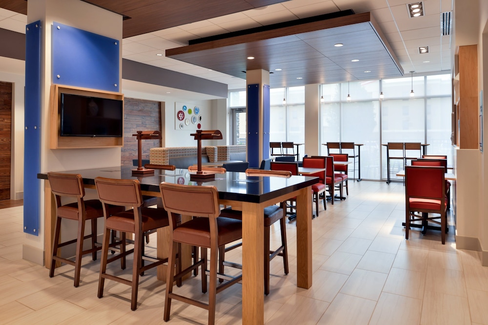 holiday inn express and suites marshalltown an ihg hotel