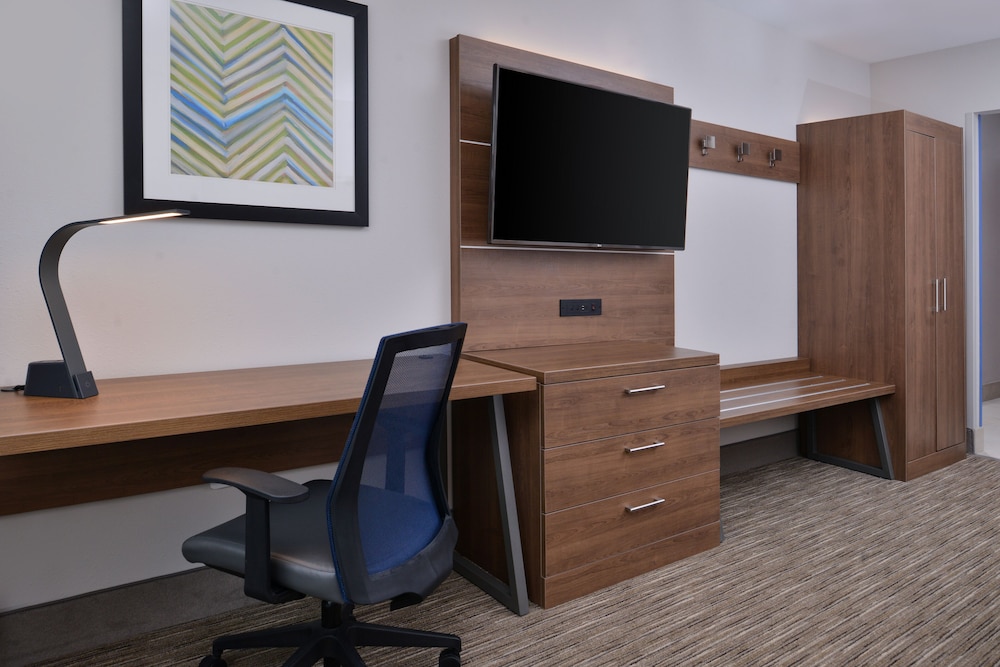 holiday inn express and suites marshalltown an ihg hotel