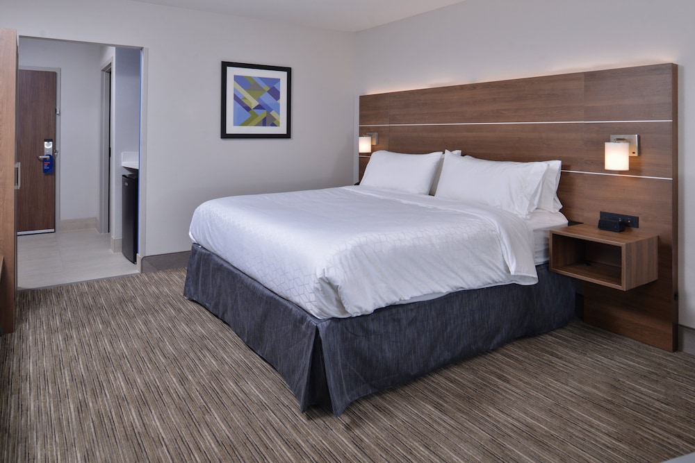 holiday inn express and suites marshalltown an ihg hotel