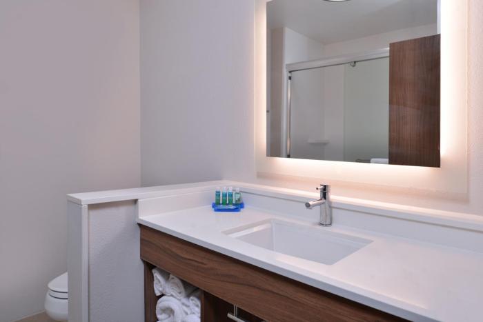 holiday inn express and suites marshalltown an ihg hotel