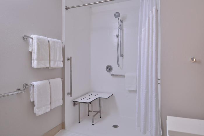 holiday inn express and suites marshalltown an ihg hotel