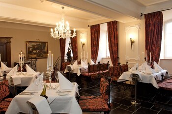 burghaus and villa kronenburg