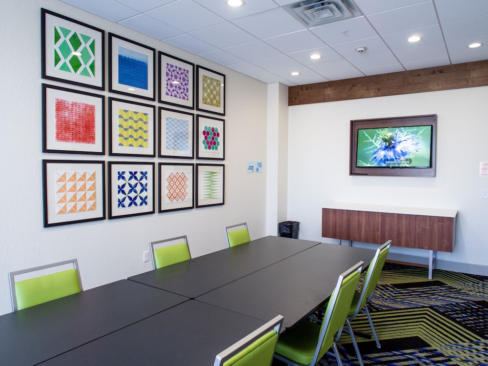 holiday inn express and suites oklahoma city airport