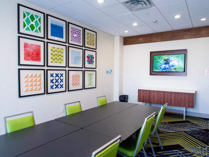 holiday inn express and suites oklahoma city airport