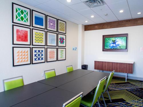 holiday inn express and suites oklahoma city airport