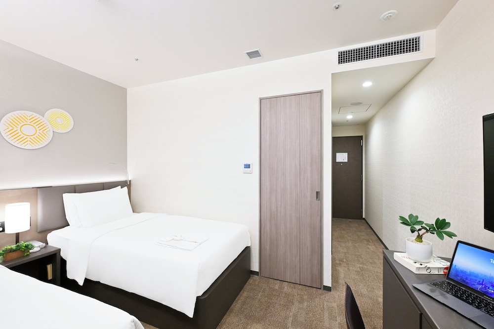holiday inn and suites shin osaka an ihg hotel