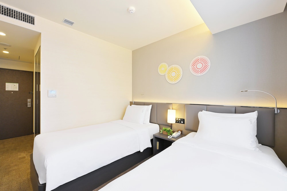 holiday inn and suites shin osaka an ihg hotel