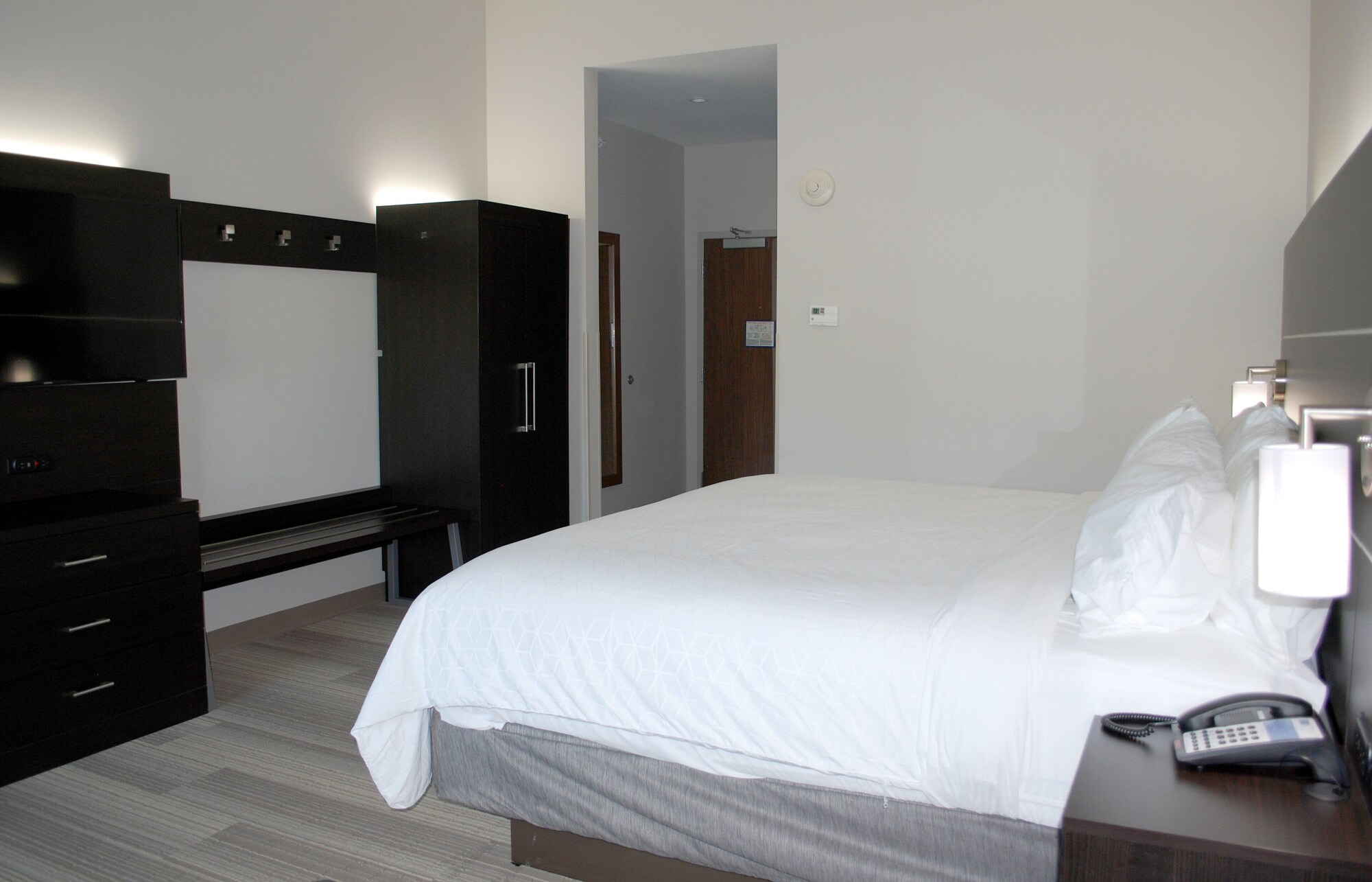 holiday inn express and suites white hall an ihg hotel