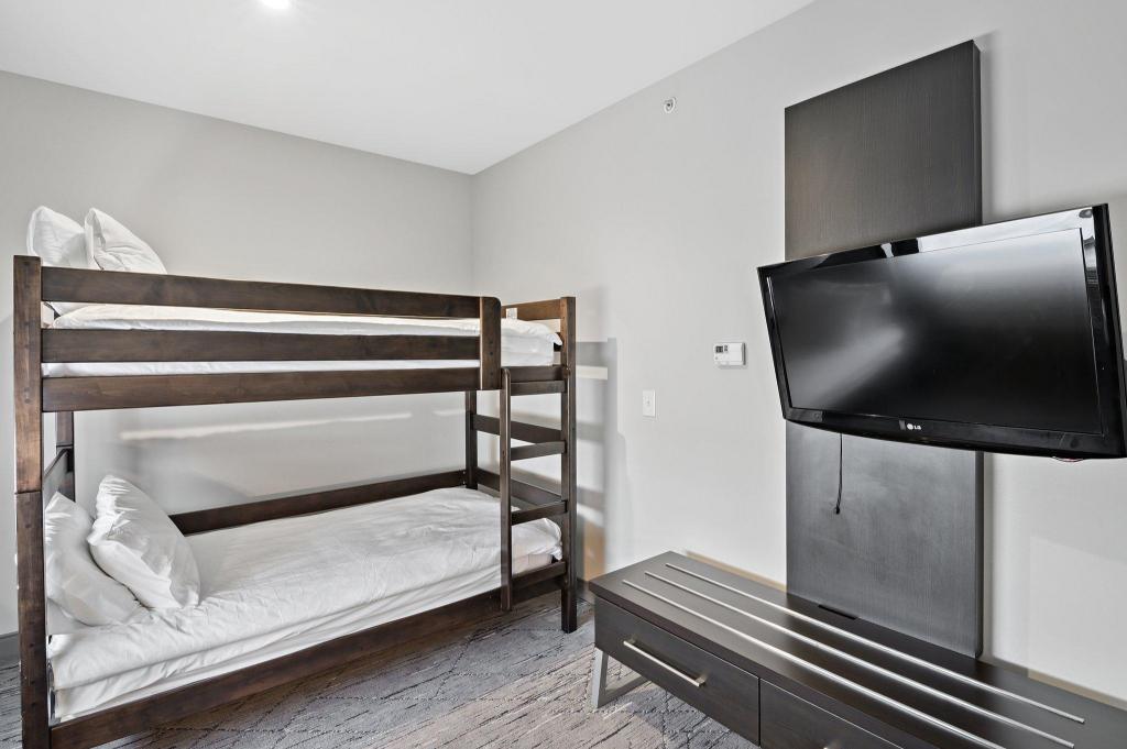 holiday inn express and suites white hall an ihg hotel