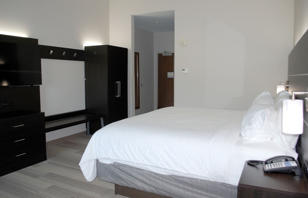 holiday inn express and suites white hall an ihg hotel