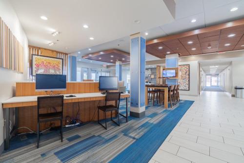 holiday inn express and suites marion an ihg hotel