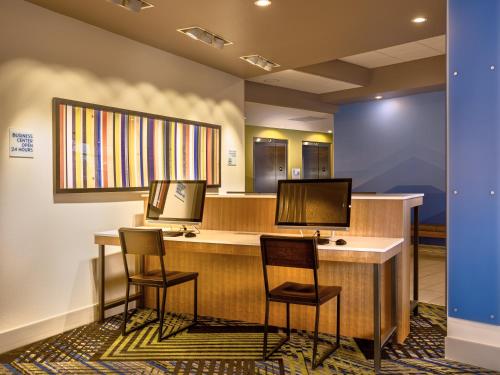 hol inn exp and suites salem north keizer