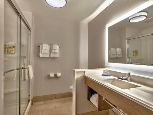 hol inn exp and suites salem north keizer