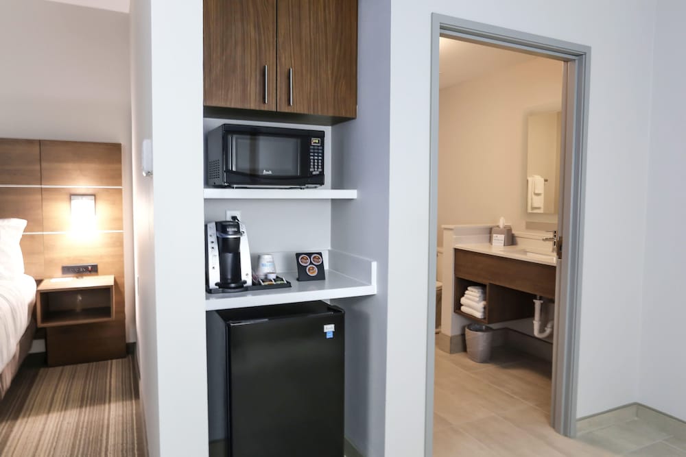 holiday inn express and suites houston iah belt 8