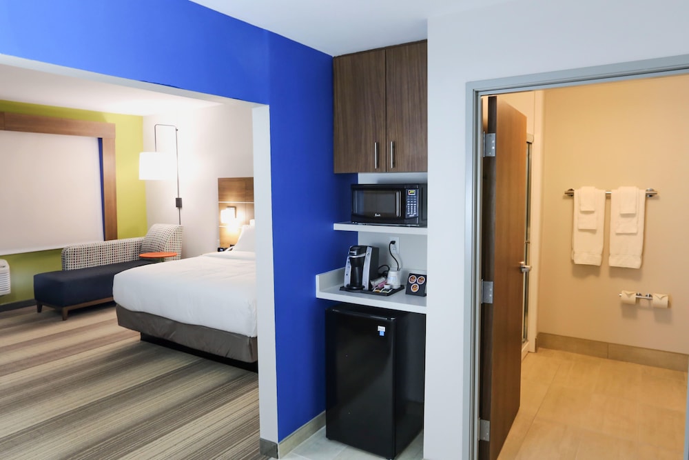 holiday inn express and suites houston iah belt 8