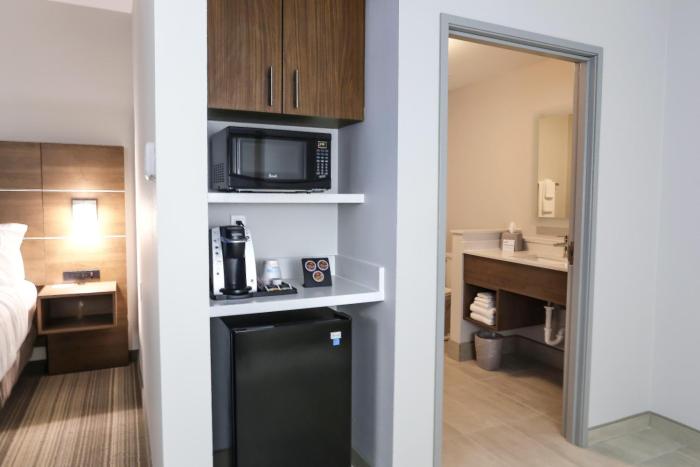 holiday inn express and suites houston iah belt 8