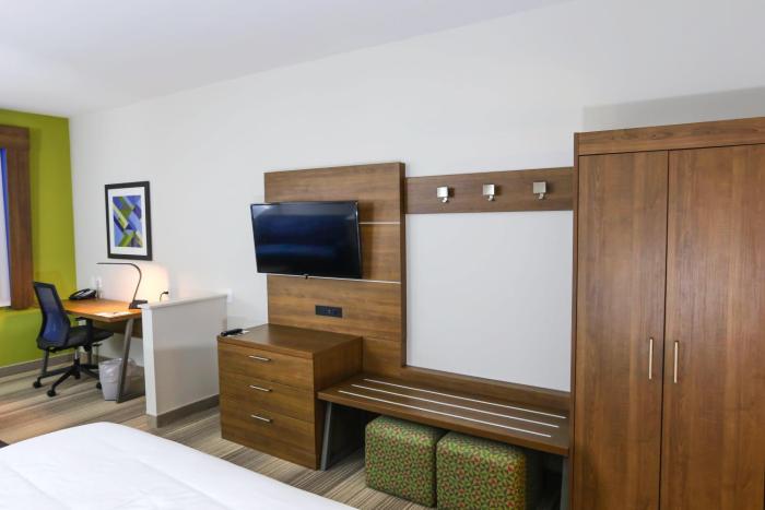 holiday inn express and suites houston iah belt 8