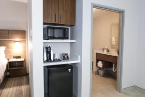 holiday inn express and suites houston iah belt 8