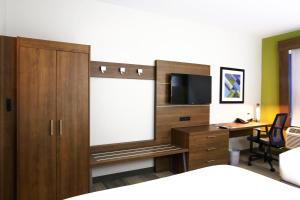 holiday inn express and suites houston iah belt 8
