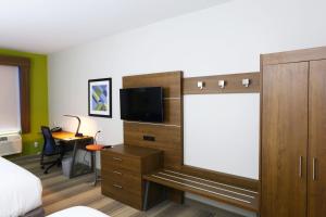 holiday inn express and suites houston iah belt 8