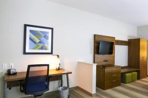holiday inn express and suites houston iah belt 8