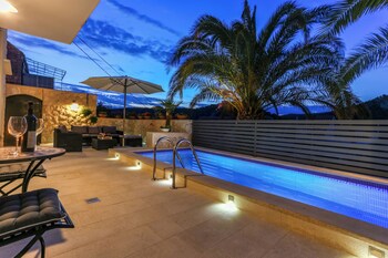 villa capitis in the centre with deluxe pool