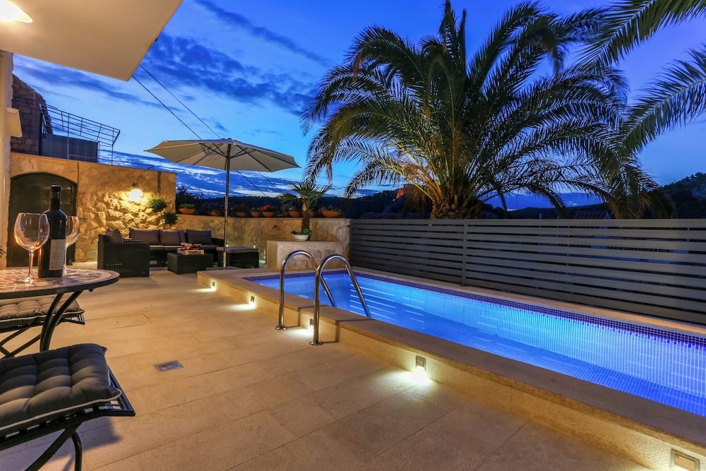 villa capitis in the centre with deluxe pool