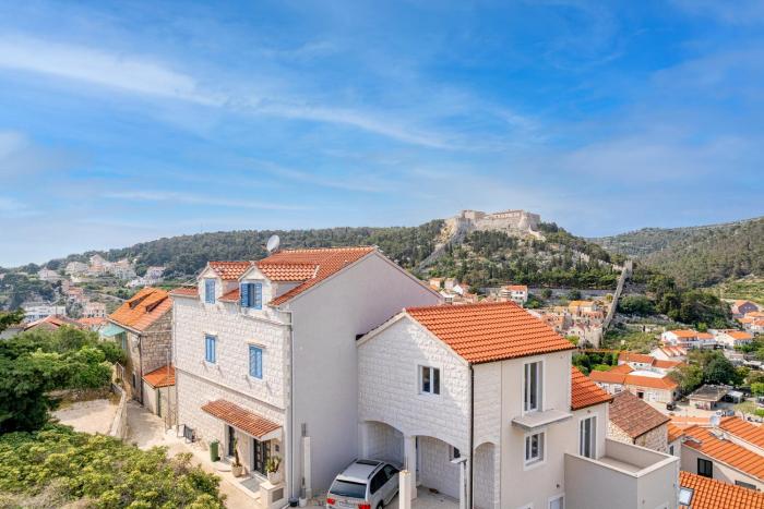 villa capitis in the centre with deluxe pool