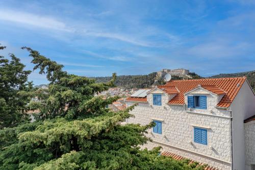 villa capitis in the centre with deluxe pool