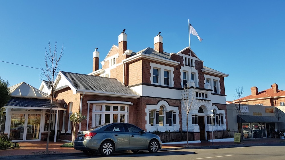 cygnet old bank b and b cafe and gift store