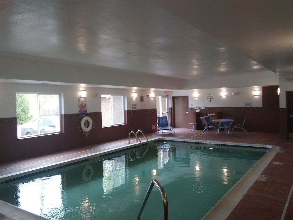holiday inn express and suites belle vernon by ihg
