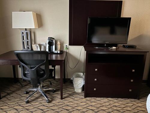 holiday inn express and suites belle vernon by ihg